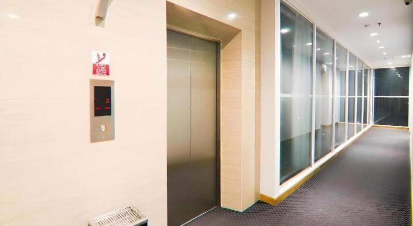 U Stay Hotel Mangga Besar جاكرتا المظهر الخارجي الصورة